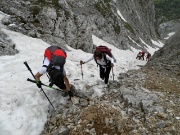 50 dopo il ripido ghiaione sù per l'erto canalino con neve....(foto Davide)..